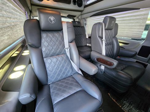 Used 2021 Chevrolet Express 3500 LS w/ Chrome Appearance Package RWD image 4