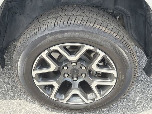 Used 2025 RAM 1500 Laramie AWD/4WD image 15