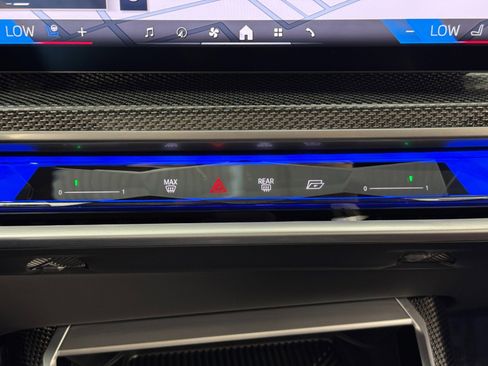 Used 2025 BMW 740i w/ Premium Package image 34