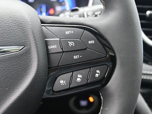 Used 2025 Chrysler Pacifica Limited FWD image 14