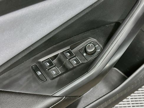 Used 2025 Volkswagen Jetta SE FWD image 15