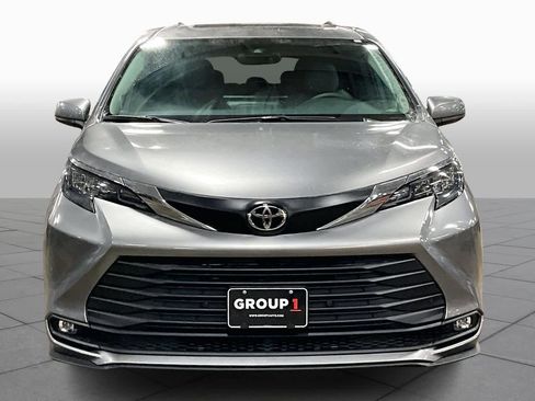 New 2026 Toyota Sienna XLE image 3