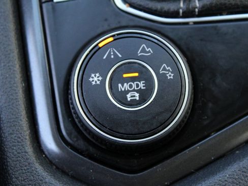 Used 2022 Volkswagen Tiguan SE image 33