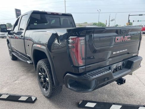 Used 2024 GMC Sierra 2500 AT4 w/ AT4 Preferred Package AWD/4WD image 4