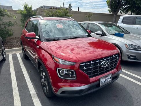 Certified 2022 Hyundai Venue Limited FWD image 4