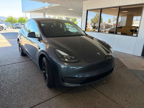 Used 2023 Tesla Model Y Long Range AWD/4WD image 2