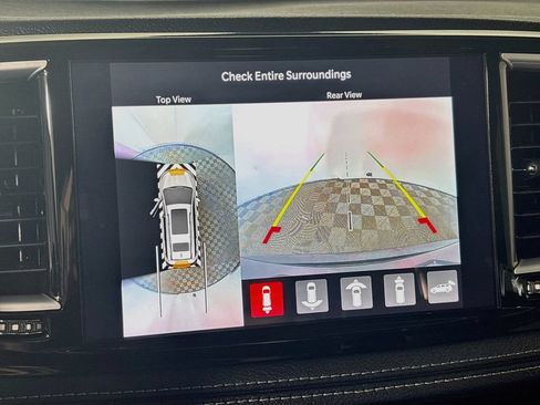 Used 2023 Chrysler Pacifica Limited FWD image 17