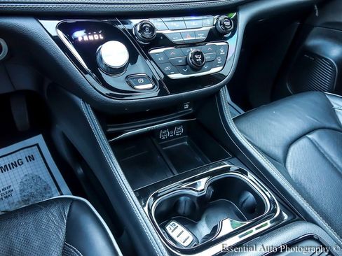 Used 2022 Chrysler Pacifica Limited w/ Uconnect Theater Family Group image 28