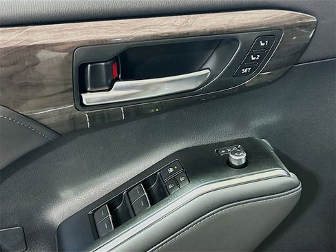 New 2026 Toyota Highlander Limited image 16