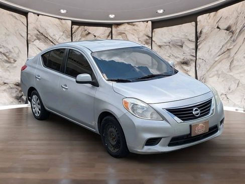 Used 2013 Nissan Versa SV FWD image 18