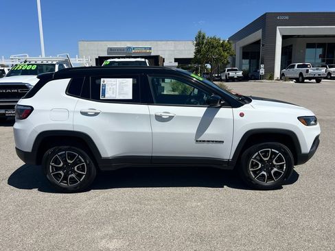 Certified 2025 Jeep Compass Trailhawk AWD/4WD image 8