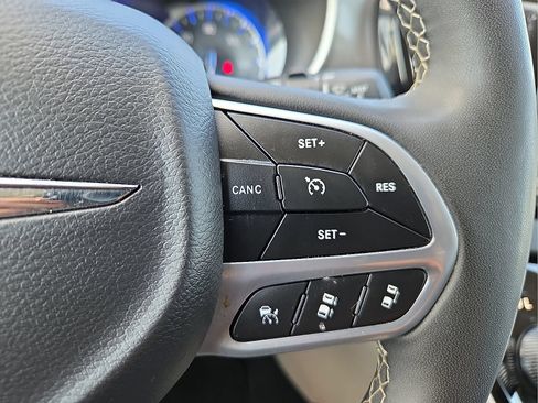 Used 2024 Chrysler Pacifica Touring-L FWD image 20
