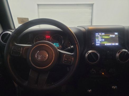Used 2015 Jeep Wrangler Unlimited Sahara w/ Connectivity Group AWD/4WD image 22