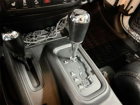 Used 2012 Jeep Wrangler Unlimited Rubicon w/ Connectivity Group image 16