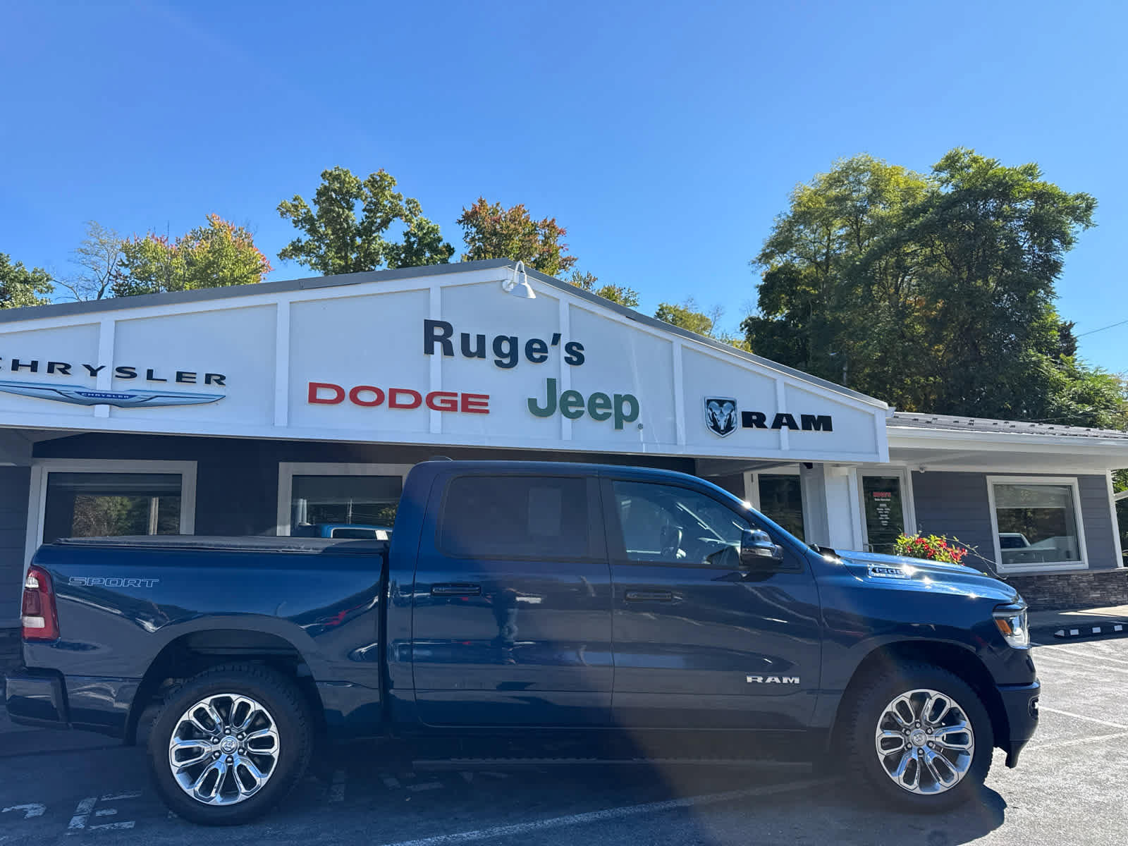 Used 2023 RAM 1500 Laramie AWD/4WD image 2