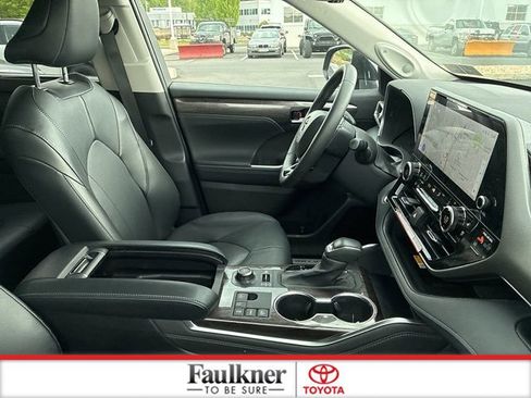 Used 2025 Toyota Highlander Limited AWD/4WD image 13