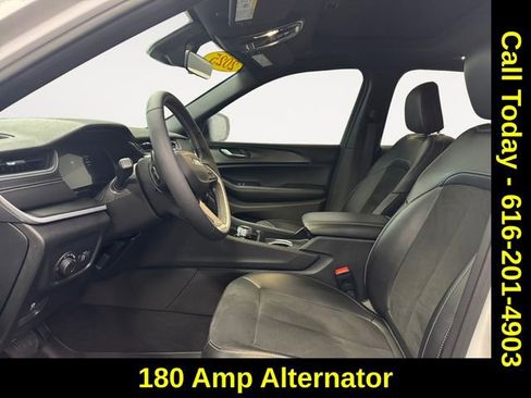 Used 2025 Jeep Grand Cherokee Altitude image 7