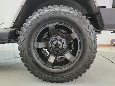 Used 2018 Jeep Wrangler Unlimited Sahara w/ Dual Top Group image 32