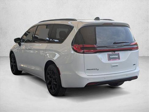 New 2026 Chrysler Pacifica Select image 9