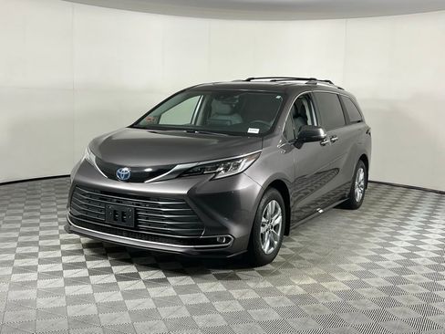 Used 2023 Toyota Sienna Limited image 3