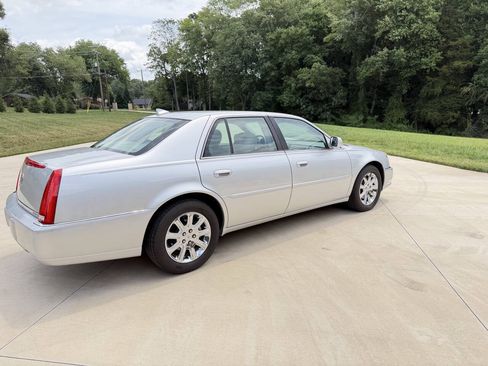 Used 2009 Cadillac DTS w/ Trunk Convenience Package FWD image 5