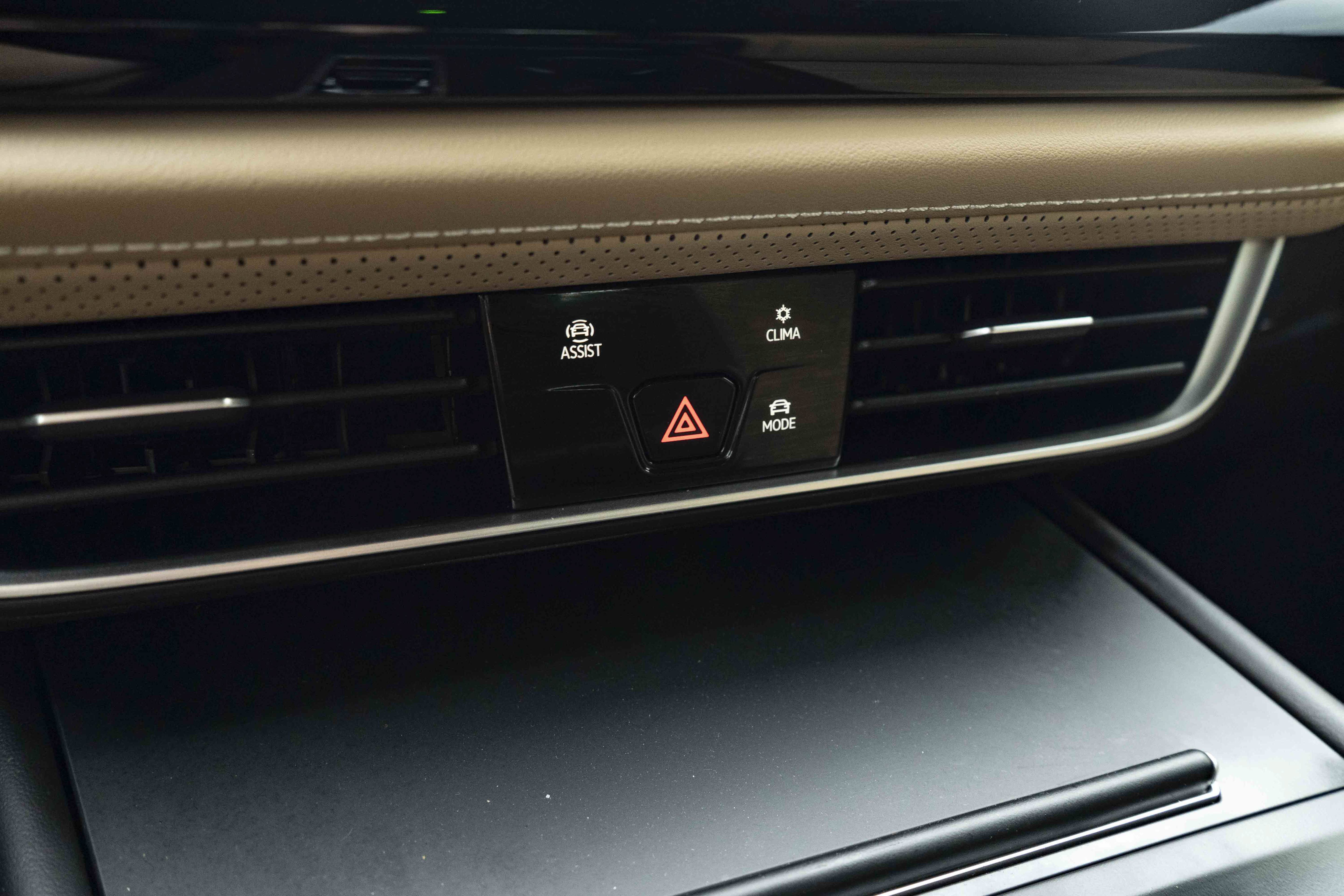 Certified 2024 Volkswagen Atlas Cross Sport SE FWD image 27