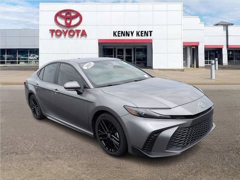 Certified 2025 Toyota Camry SE w/ Convenience Package FWD image 1