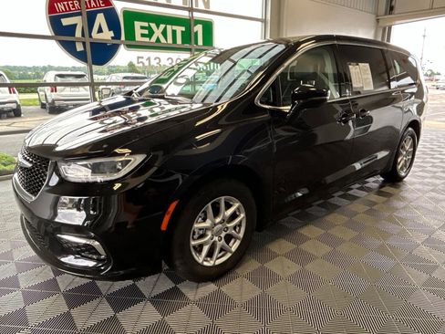 Used 2024 Chrysler Pacifica Touring-L FWD image 3