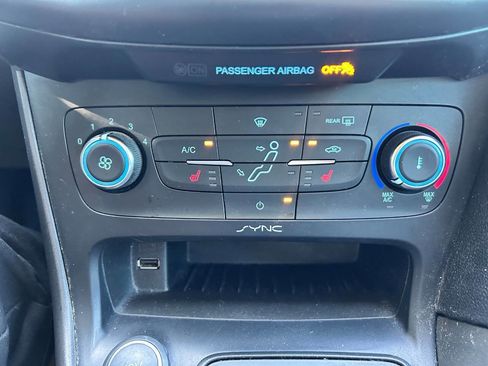 Used 2015 Ford Focus SE w/ Equipment Group 201A FWD image 23