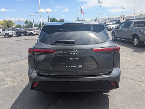 Used 2023 Toyota Highlander XLE AWD/4WD image 5