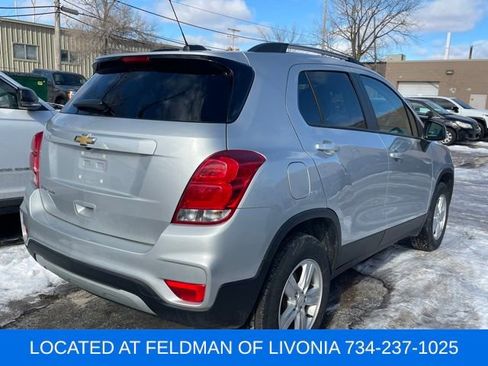 Used 2022 Chevrolet Trax LT w/ LT Convenience Package image 3