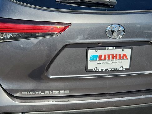 Used 2020 Toyota Highlander L image 11