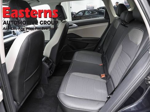 Used 2025 Volkswagen Taos SE FWD image 20