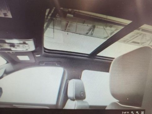 Used 2022 GMC Yukon XL SLT image 2