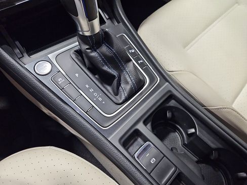 Used 2019 Volkswagen e-Golf SEL Premium image 16