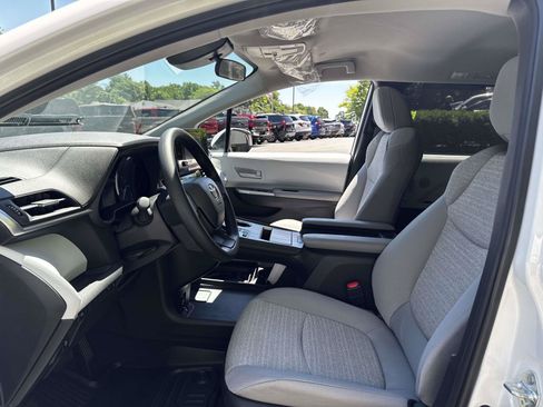 Used 2025 Toyota Sienna LE FWD image 18