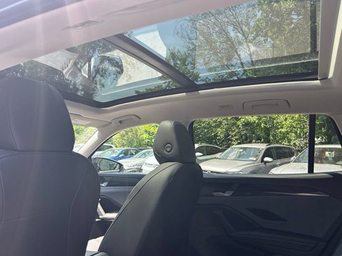 Used 2025 Volkswagen Tiguan SE AWD/4WD image 23