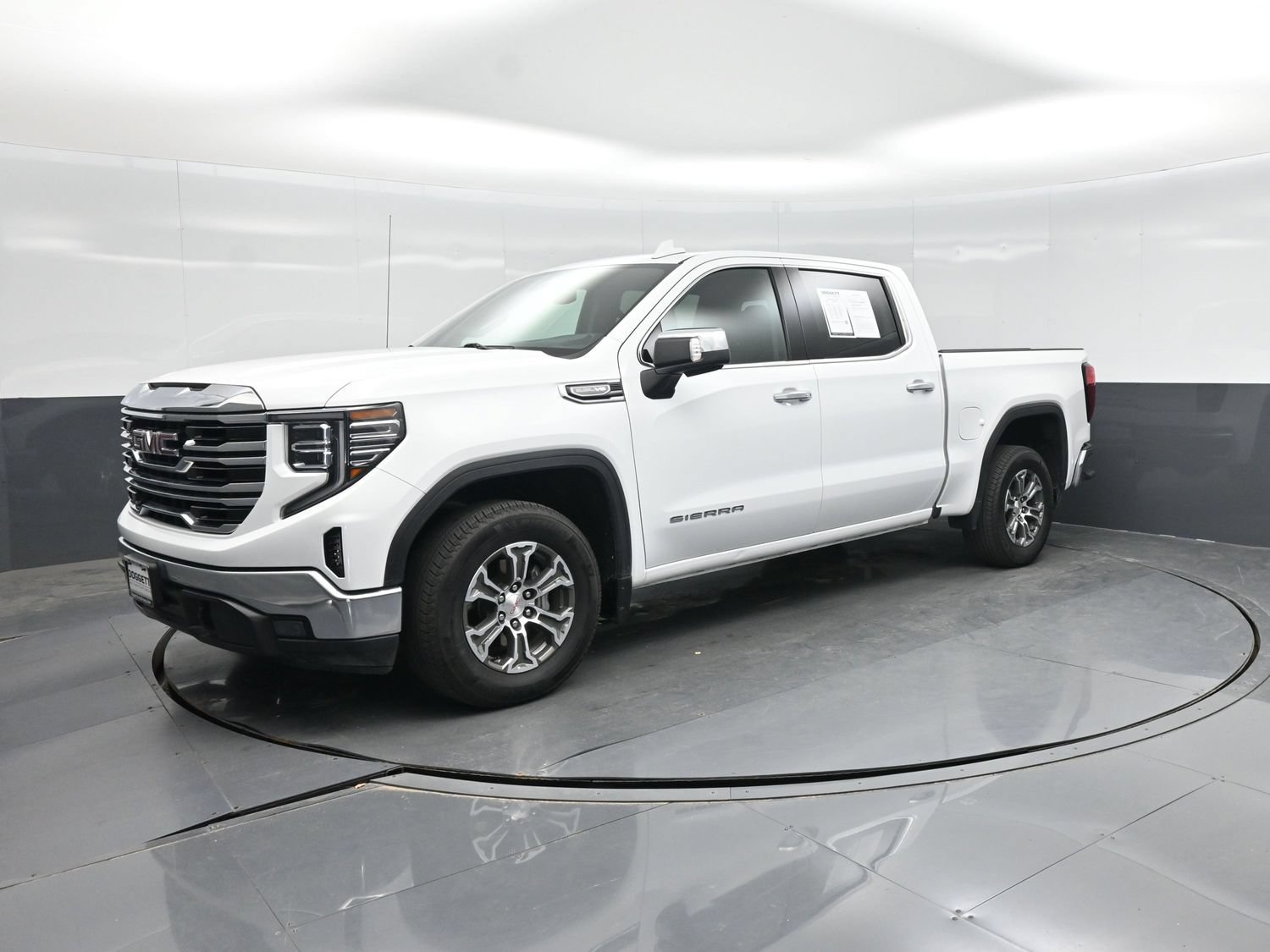 Used 2026 GMC Sierra 1500 SLT RWD image 1