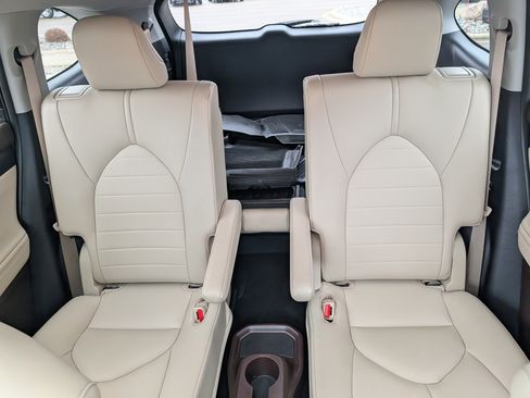 Used 2021 Toyota Highlander XLE image 13