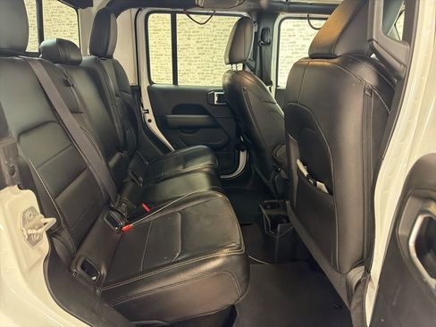 Used 2020 Jeep Gladiator Overland AWD/4WD image 12