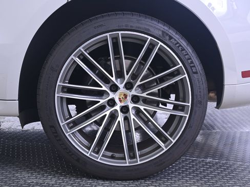 Certified 2023 Porsche Macan AWD/4WD image 12