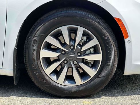 Used 2023 Chrysler Pacifica Limited w/ Uconnect Theater Family Group FWD image 7