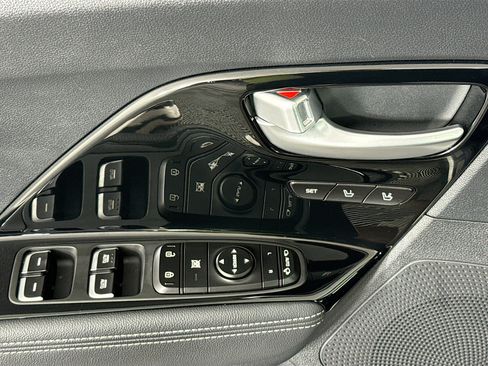 Used 2019 Kia Niro Touring FWD image 22