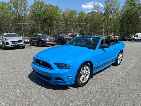 Used 2013 Ford Mustang Convertible RWD image 3