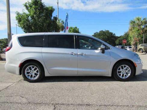 Used 2023 Chrysler Pacifica Touring-L FWD image 2