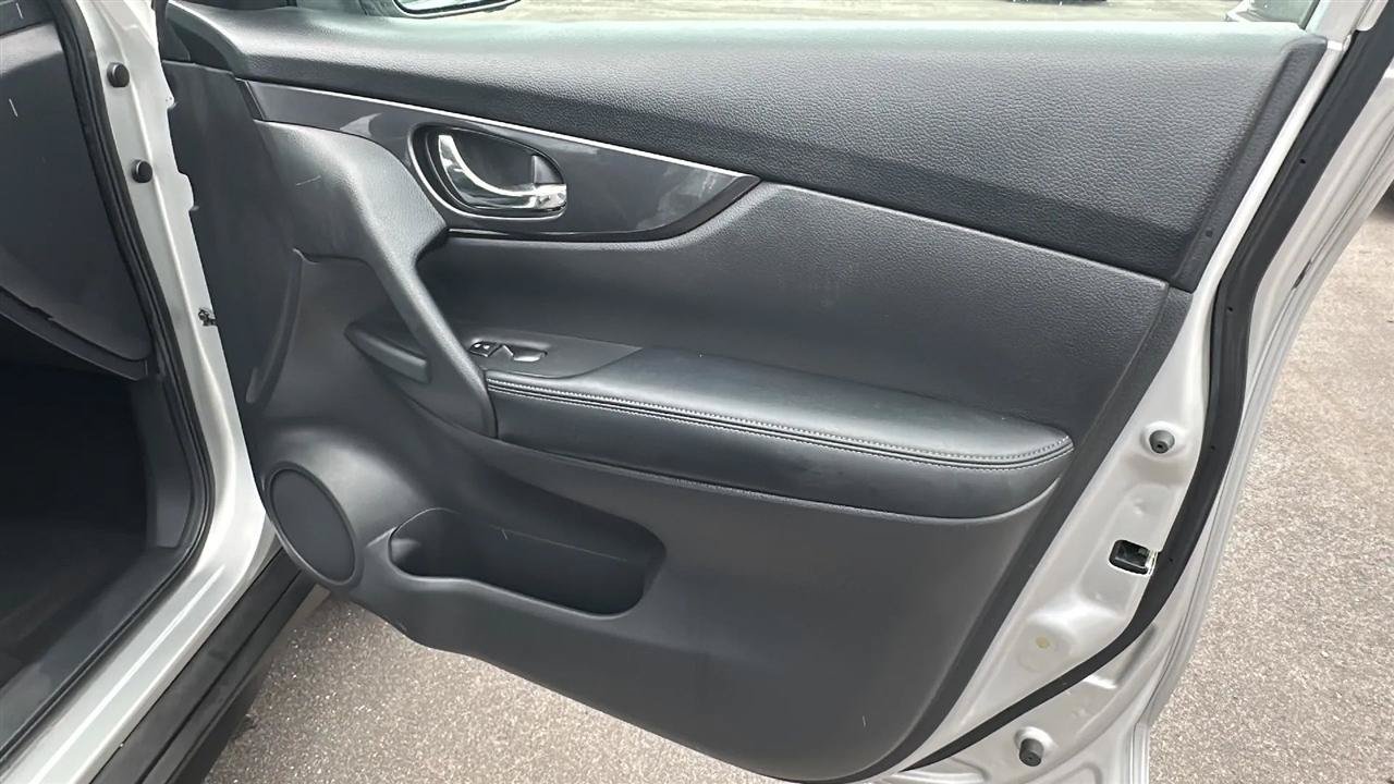 Used 2017 Nissan Rogue SV w/ SV Premium Package AWD/4WD image 34