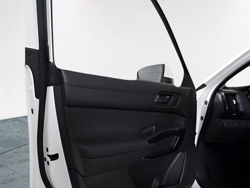 Used 2024 Nissan Pathfinder SV image 16