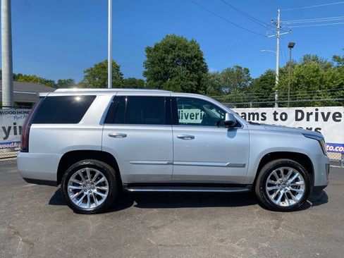 Used 2020 Cadillac Escalade Luxury AWD/4WD image 2