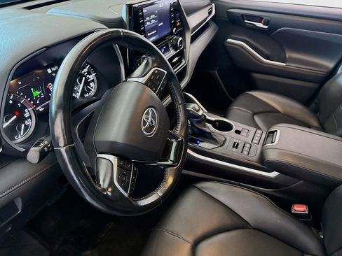 Used 2021 Toyota Highlander XLE AWD/4WD image 7