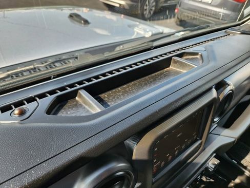 Used 2022 Jeep Gladiator Sport image 9